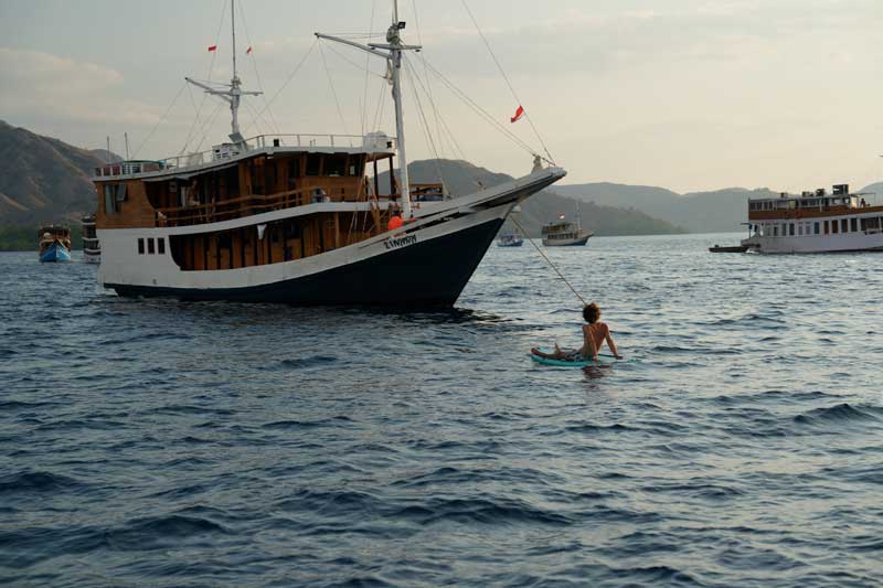 Labuan-Bajo-to-Komodo-Island-Ferry-Schedule,-Cost-&-Tips-wallpaper